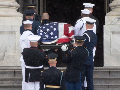 Scontro sulla nave McCain: "Coperta per non farla vedere a Trump"