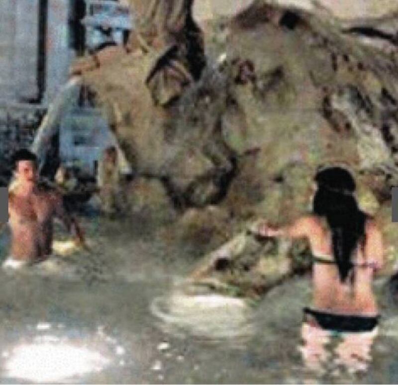 Turisti Usa fanno il bagno nella fontana del Bernini 3