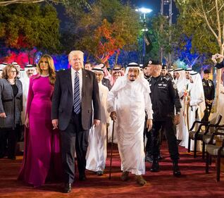 Malania Trump in Arabia Saudita senza velo: tutti i look della First Lady 7