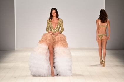 Le modelle sfilano alla Mercedes-Benz Fashion Week 5