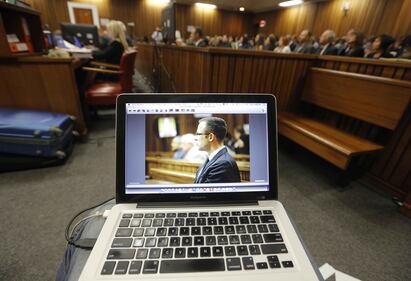 Pistorius, le foto choc del delitto 4