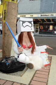 Aspettando Star Wars - Il Risveglio della Forza: attrice si spoglia per strada 55