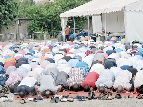 Il Comune avvisa la moschea: "Via gli abusi o confischiamo"