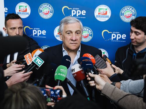 Scontro nella maggioranza. Tajani: "Populisti quaquaraquà"
