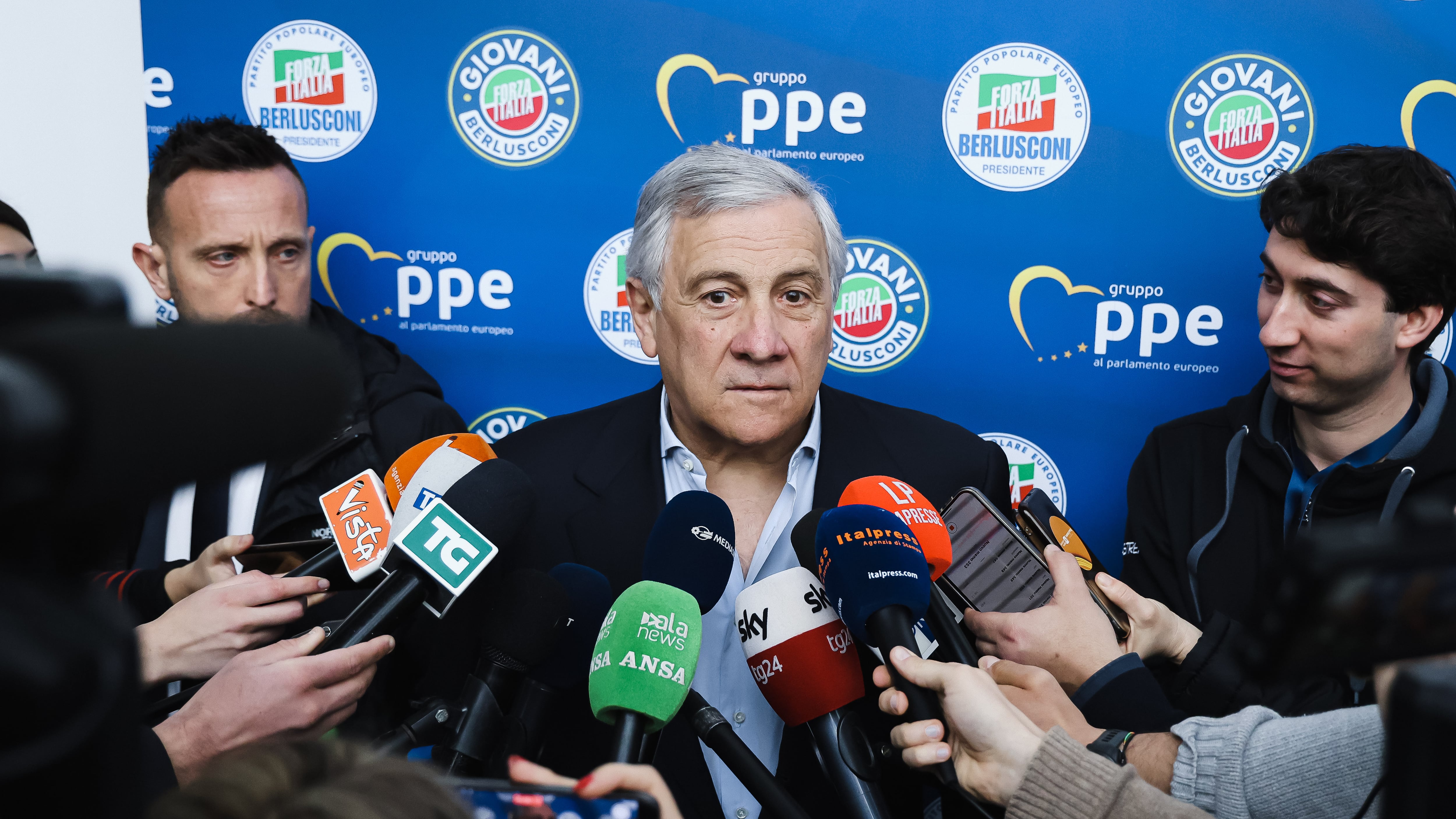 Scontro nella maggioranza. Tajani: "Populisti quaquaraquà"