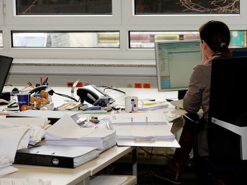 L'annuncio choc: "Cerco segretaria, non una velina"