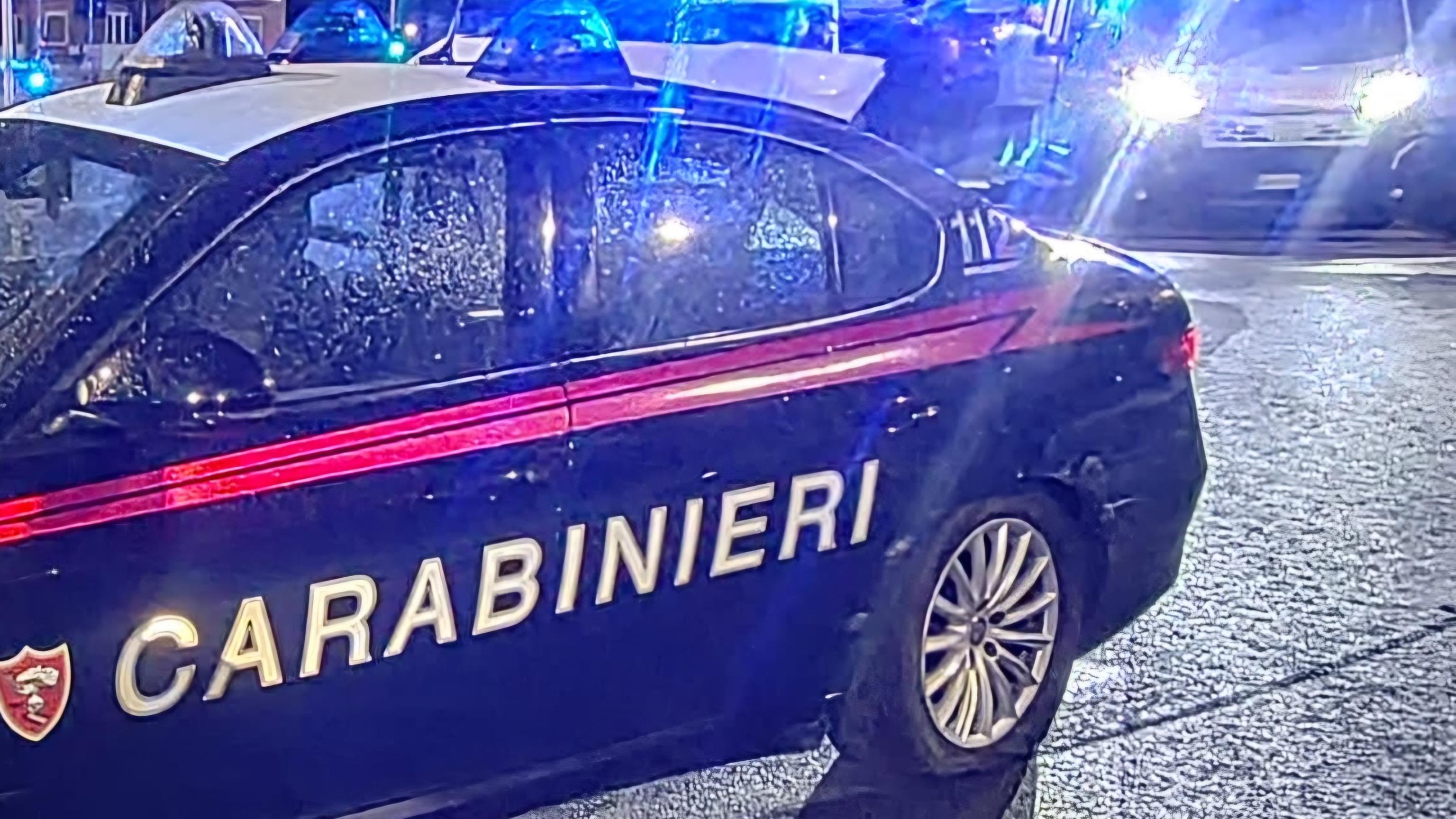 Uccide il fratello e ferisce la moglie a colpi di pistola, poi si costituisce. La donna è gravissima