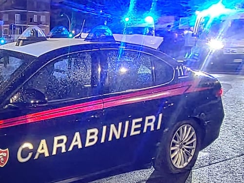 Uccide il fratello e ferisce la moglie a colpi di pistola, poi si costituisce. La donna è gravissima