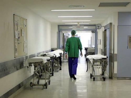 Abortisce a soli 16 anni: "Costretta dai genitori". È polemica in Veneto