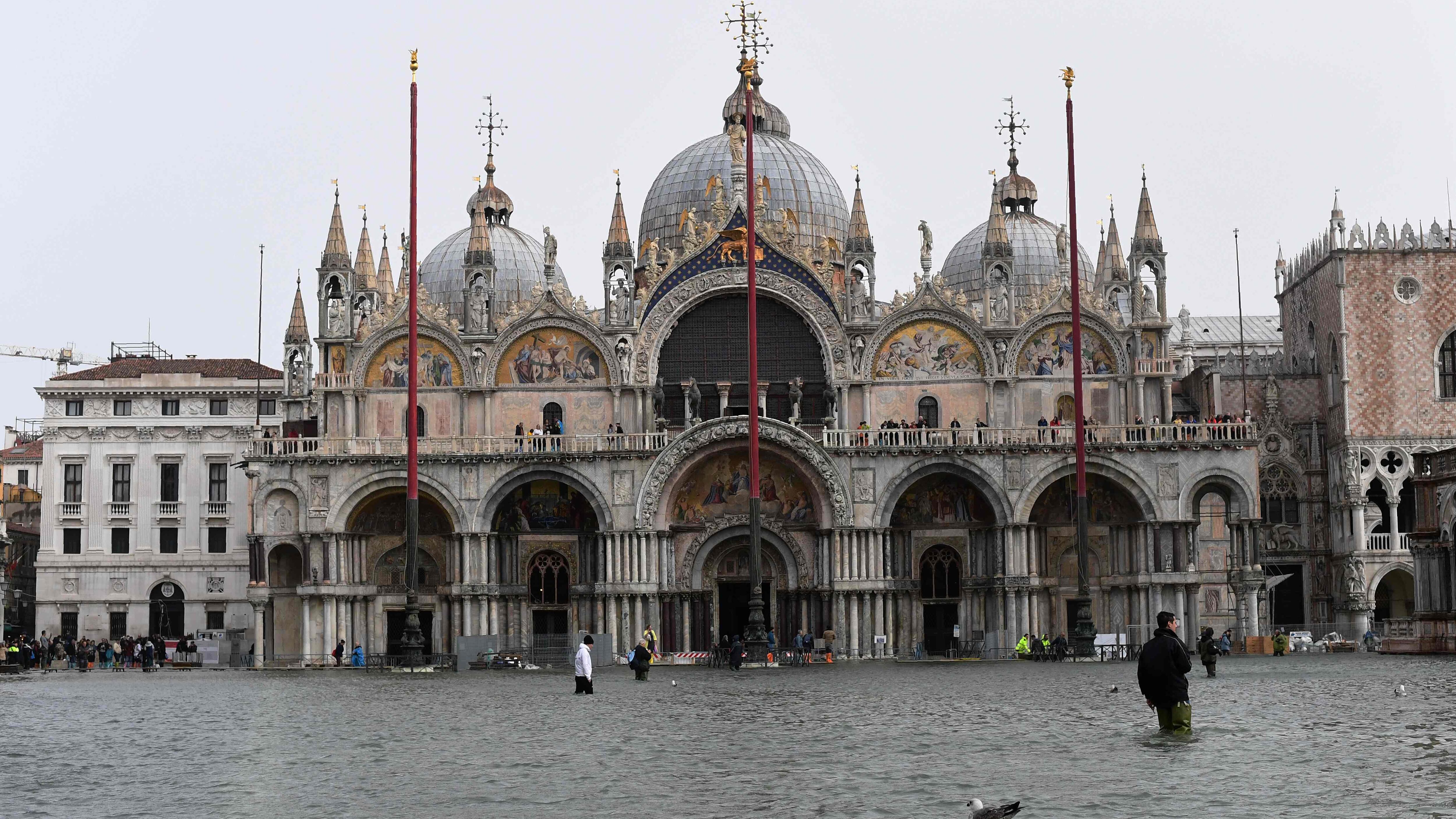 Venezia, allarme acqua alta: 70 centimetri nella Basilica di San Marco