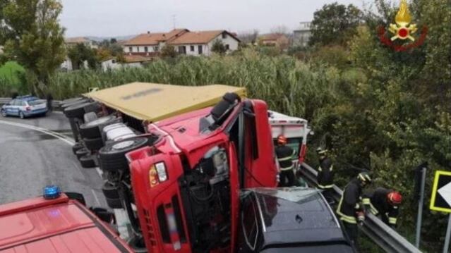 Camion si ribalta e schiaccia un’ambulanza: almeno 2 morti