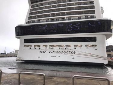 La Msc Grandiosa contro le barriere del porto 1
