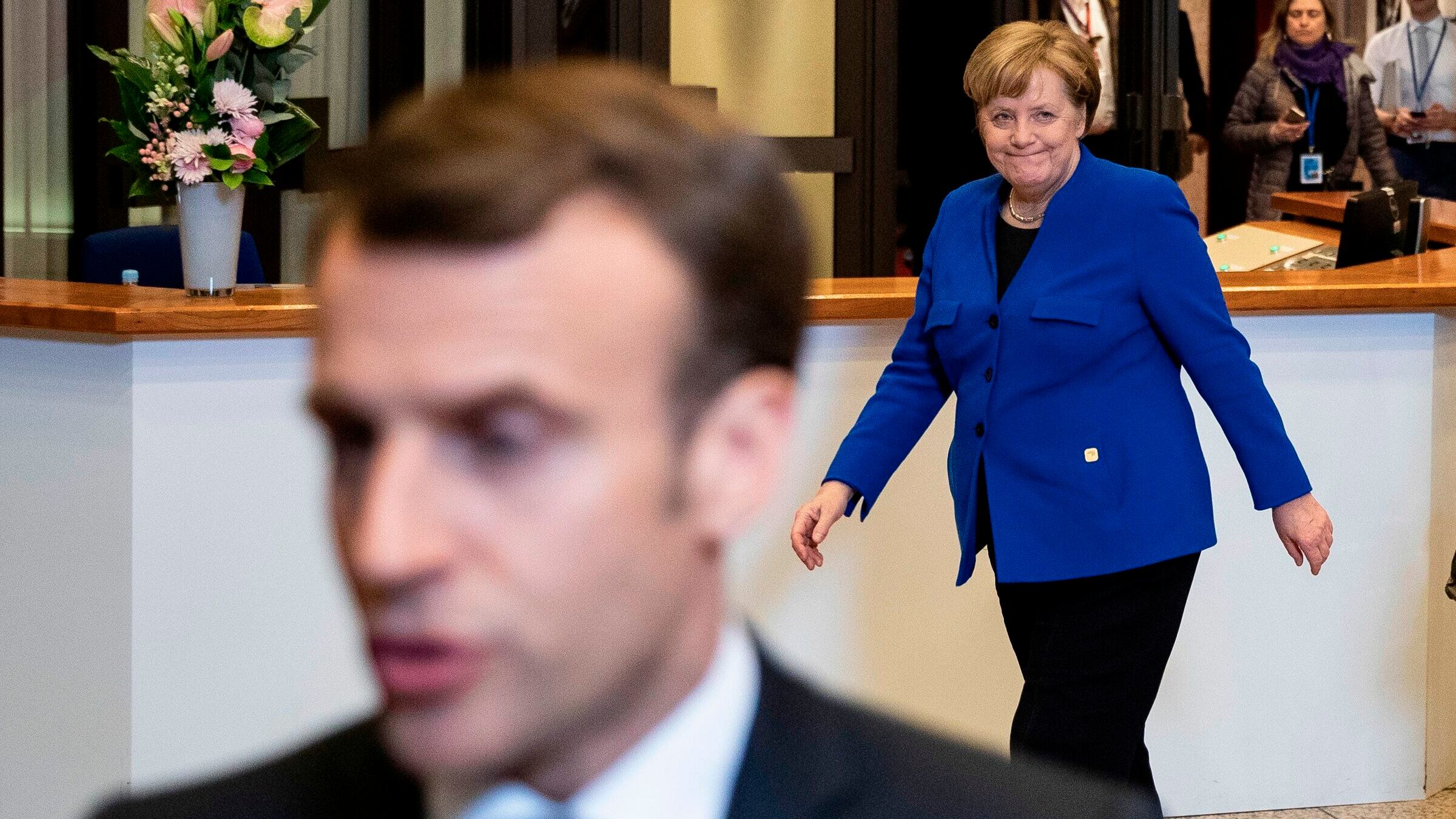 Macron tenta il rilancio: "Tagli drastici alle tasse". Ma Le Pen lo sorpassa