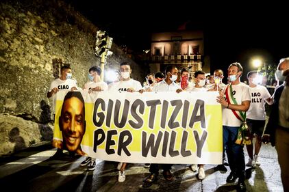 Fiaccolata in ricordo di Willy Monteiro: "Rabbia e vendetta non appartengono a questa comunità" 9