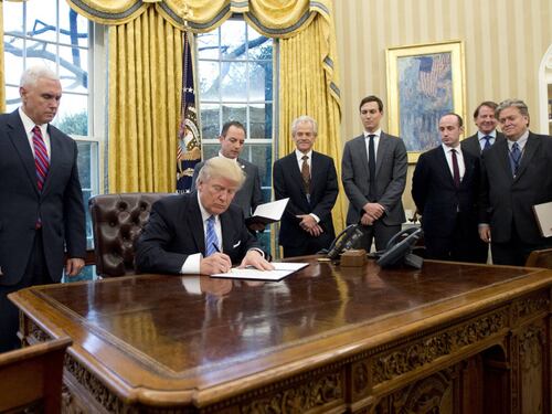 Il superconsulente di Trump accusa la Merkel: "Usa l'euro debole contro di noi"