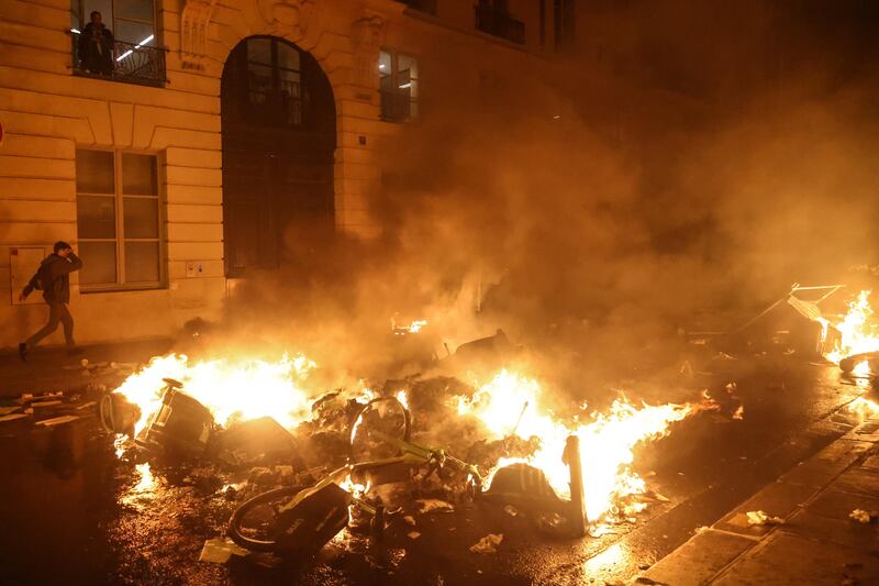 Parigi, barricate e fuoco in place de la Concorde 4