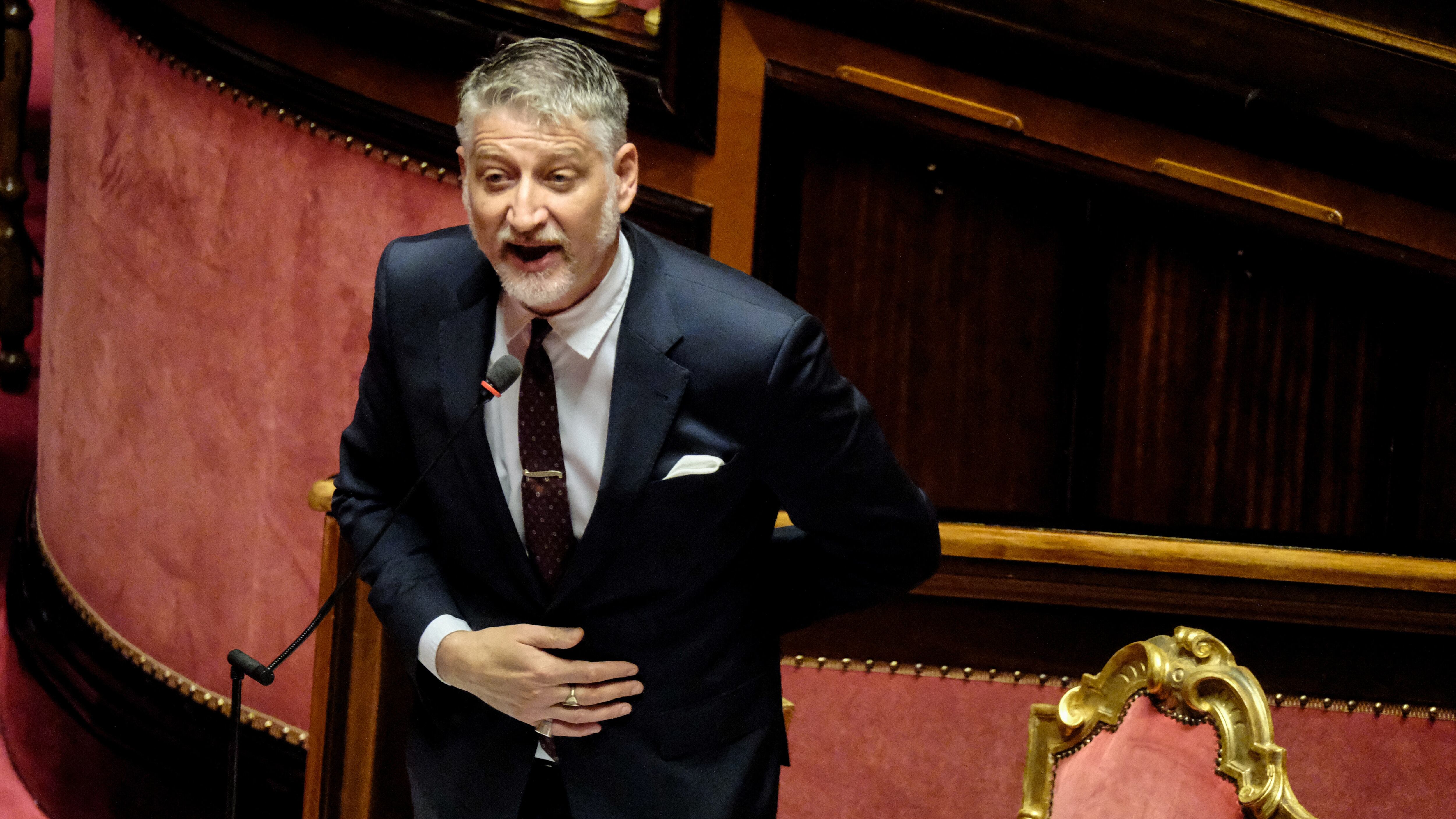 Giuli parla solo di cultura. "È liquido amniotico"