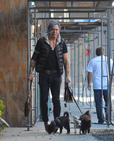 Mickey Rourke piange per le strade di Los Angeles 1