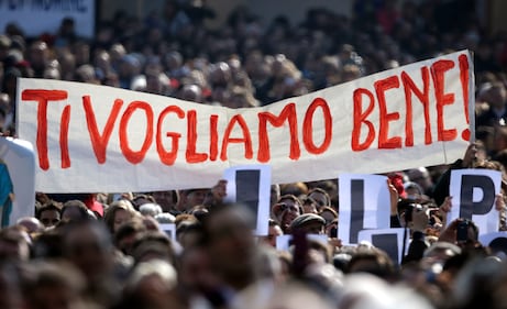 I fedeli abbracciano il Papa 10