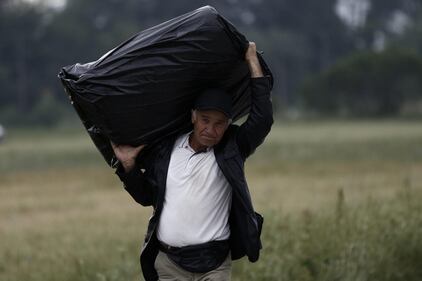 Gli immigrati lasciano il campo profughi di Idomeni 9