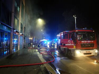 Vigili del fuoco a lavoro per spegnere l'incendio in un magazzino cinese a Milano 4