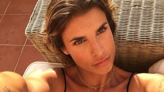 Elisabetta Canalis provoca su Instagram: la foto senza reggiseno conquista la rete