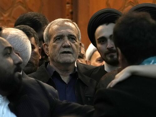 A Teheran il riformista Pezeshkian (ma comanda sempre l'Ayatollah)