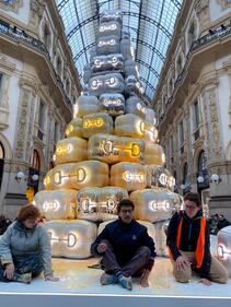 Ecovandali di Ultima generazione imbrattano l’albero di Gucci 5
