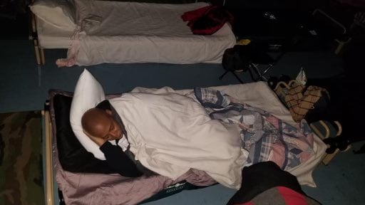 New York, l'ultima del sindaco dem: passa la notte coi migranti