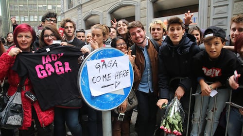 Milano, i fan di Lady Gaga davanti al Park Hyat 4