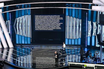 I conduttori, i cantanti,  le luci dell'Ariston: le immagini più belle di Sanremo 5