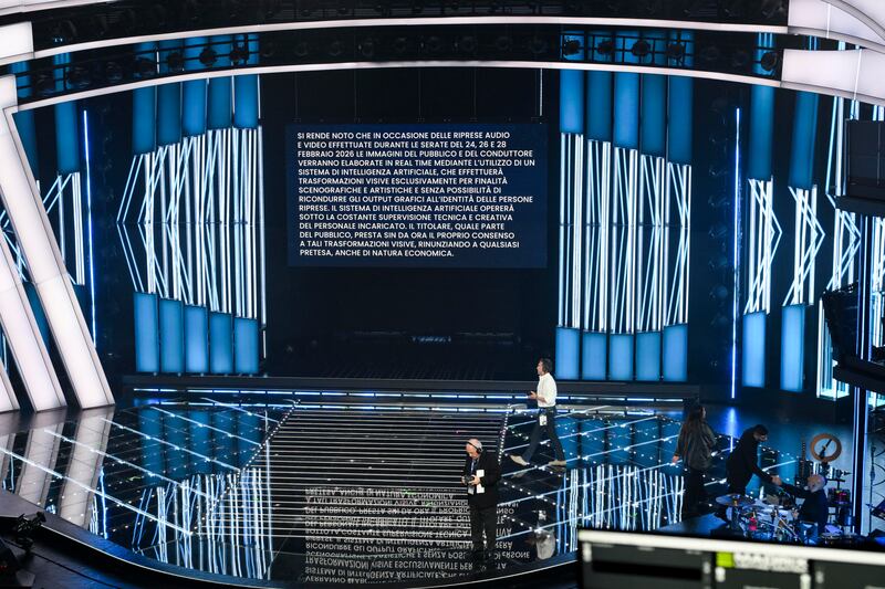 I conduttori, i cantanti,  le luci dell'Ariston: le immagini più belle di Sanremo 5