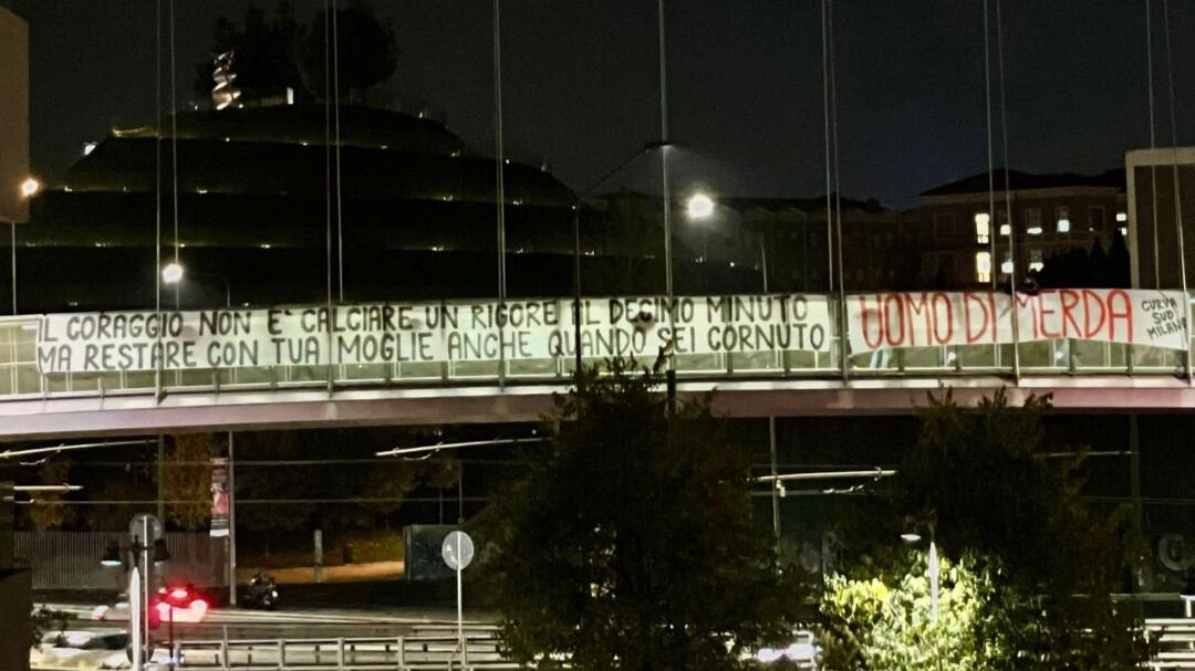 "Tua moglie...". Lo striscione choc dei milanisti contro Calhanoglu