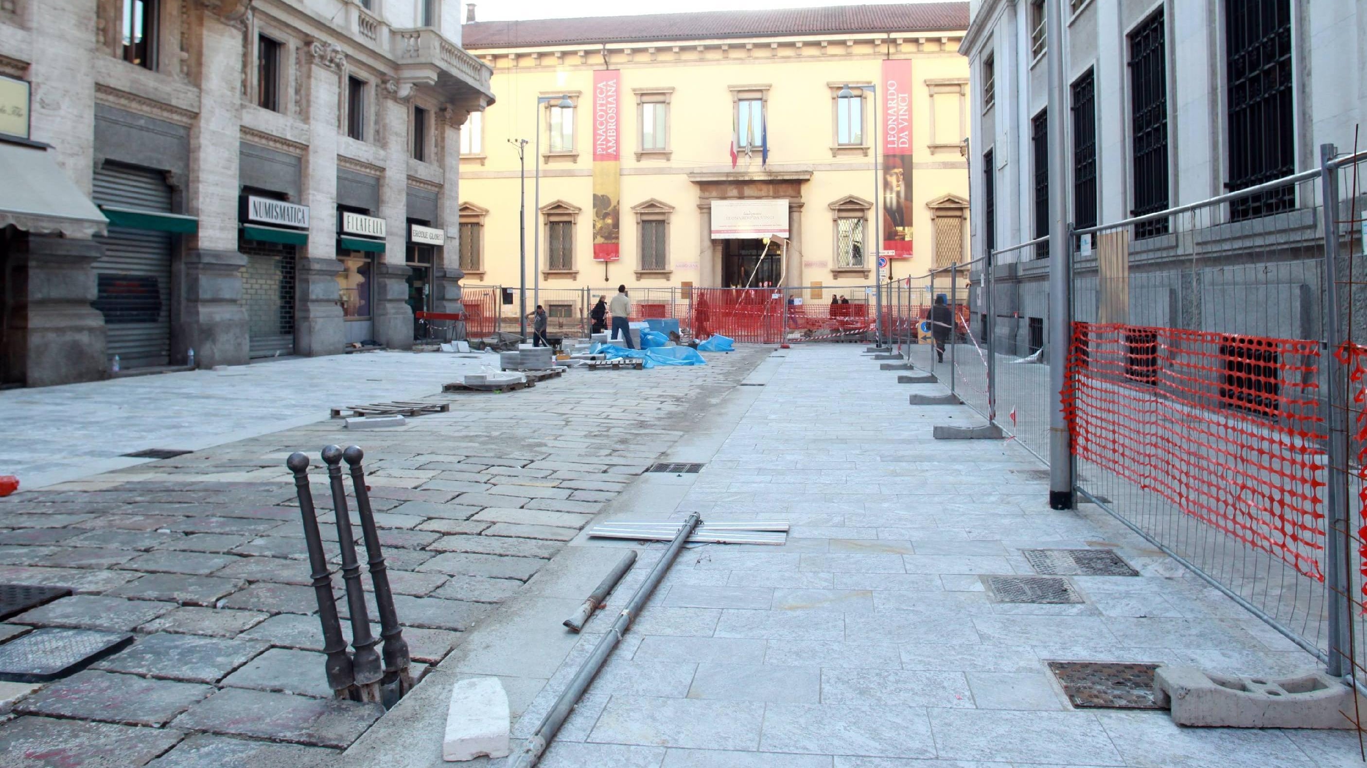 Uno slalom tra ruspe e cantieri per raggiungere l'Ambrosiana
