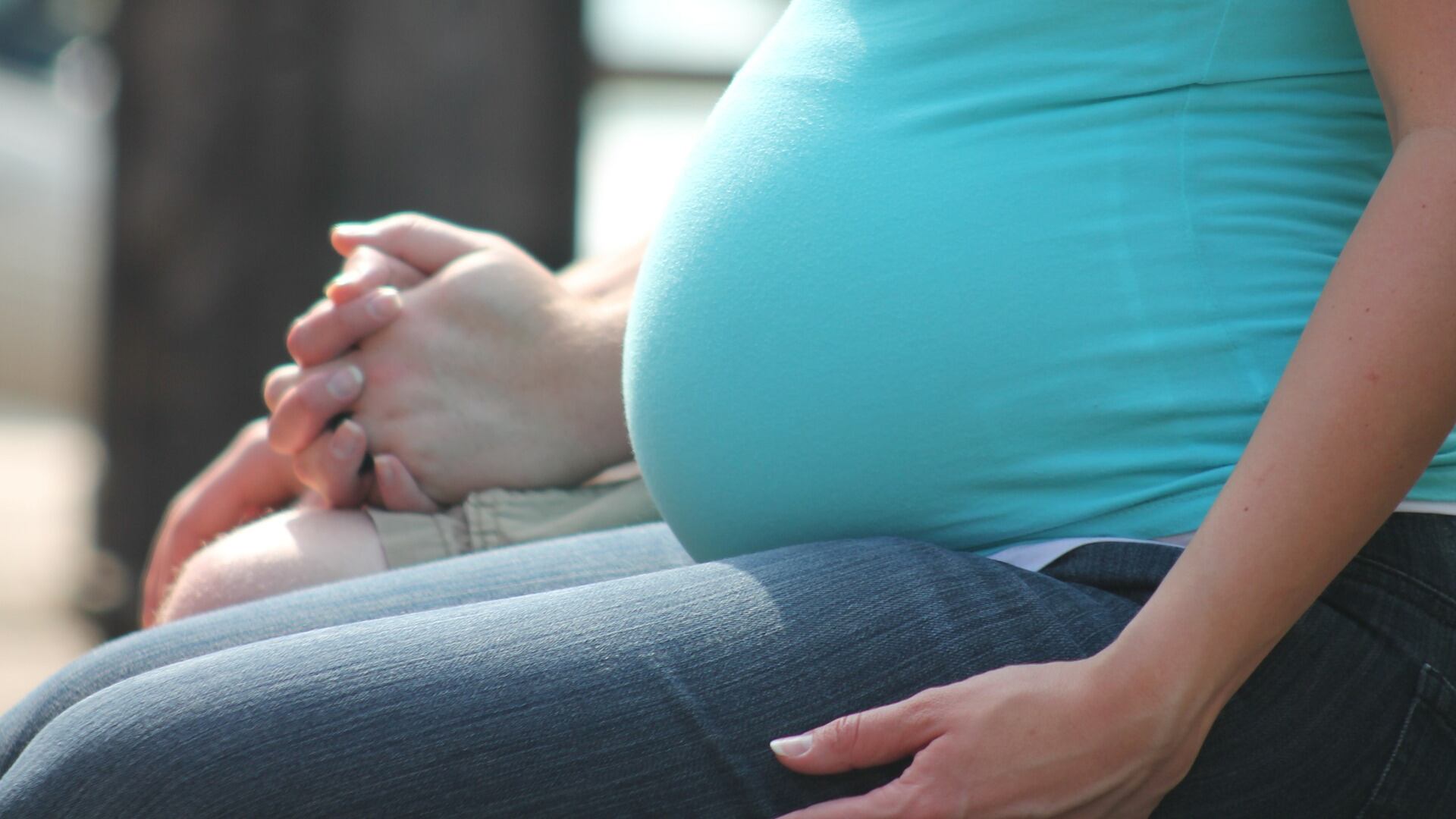 Incinta muore nel parcheggio dell'ospedale. I medici fanno nascere la bimba