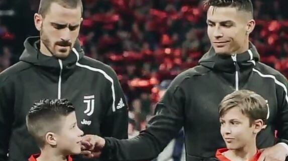Ajax-Juve, l'emozionante carezza di Ronaldo al piccolo tifoso