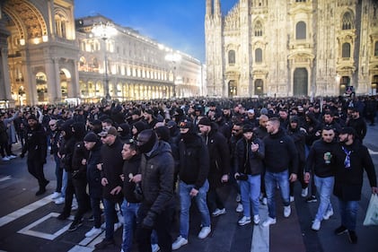 Tifosi del Psg in piazza Duomo a Milano prima della gara col Milan 2