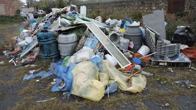Elicotteri in volo scoprono discarica abusiva