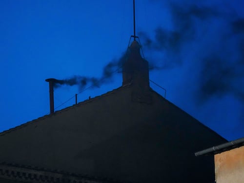 I cardinali in Conclave per l'elezione "social". I 133 elettori blindati in Cappella Sistina. Dopo una lunga attesa la prima fumata nera