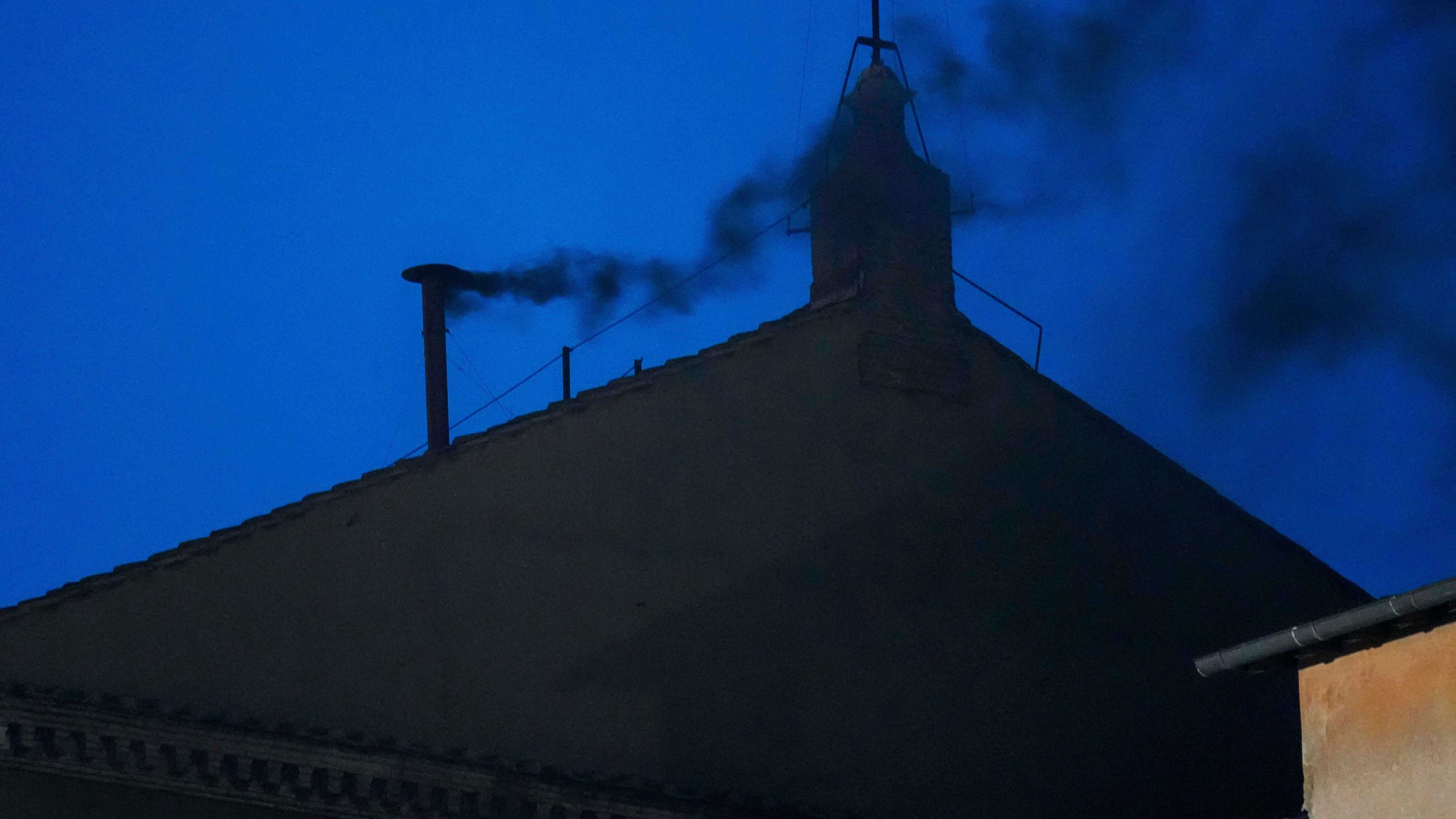 I cardinali in Conclave per l'elezione "social". I 133 elettori blindati in Cappella Sistina. Dopo una lunga attesa la prima fumata nera