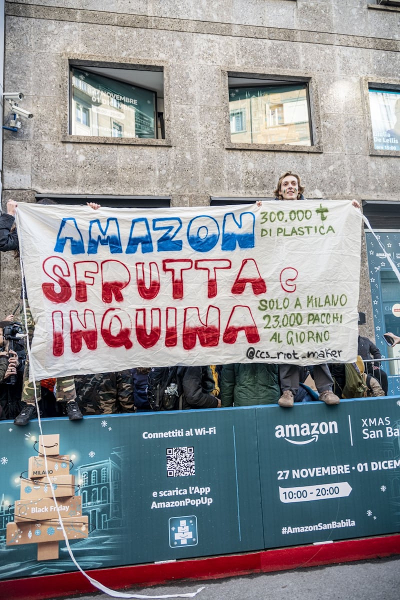 Manifestazione del Block Friday prende come bersaglio Amazon 1
