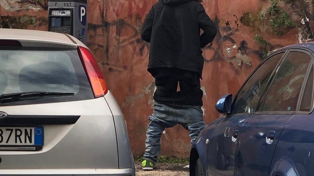 Migrante urina in strada e minaccia una coppia, il caso alla Stazione Tiburtina