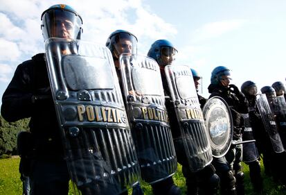 Renzi a Brescia: scontri tra polizia e antagonisti 13