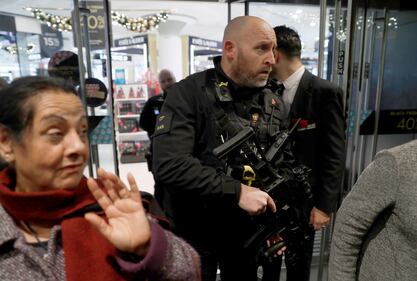 Londra, scatta l'allarme a Oxford Street: paura tra la gente 13
