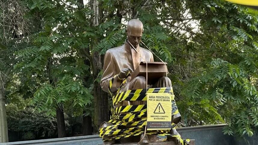 Extinction Rebellion di nuovo in azione a Milano: presa di mira la statua di Montanelli