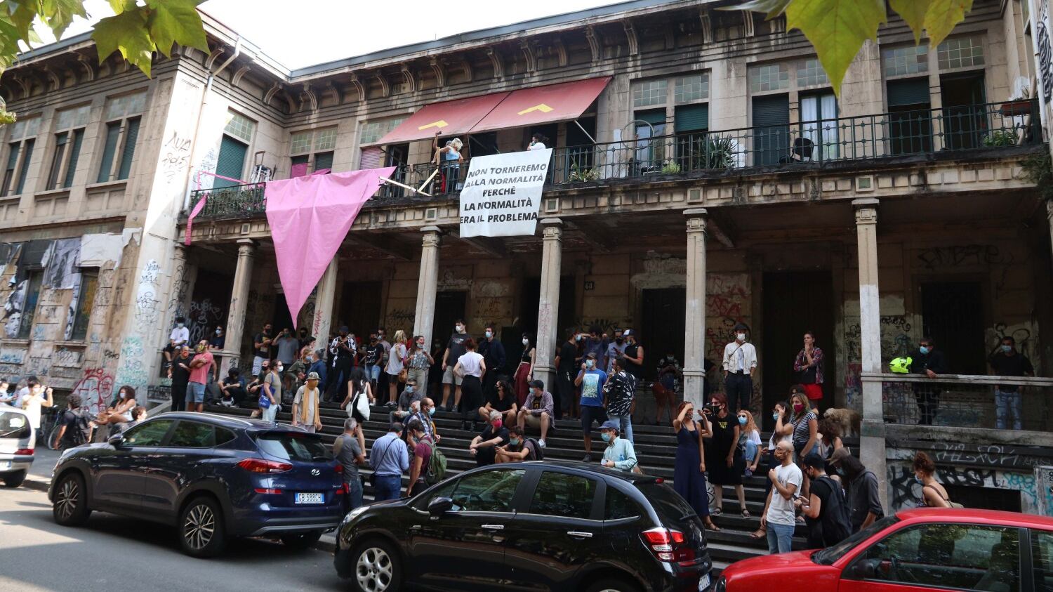 La Lega vuol sgomberare la palazzina di Macao. Insulti dagli occupanti