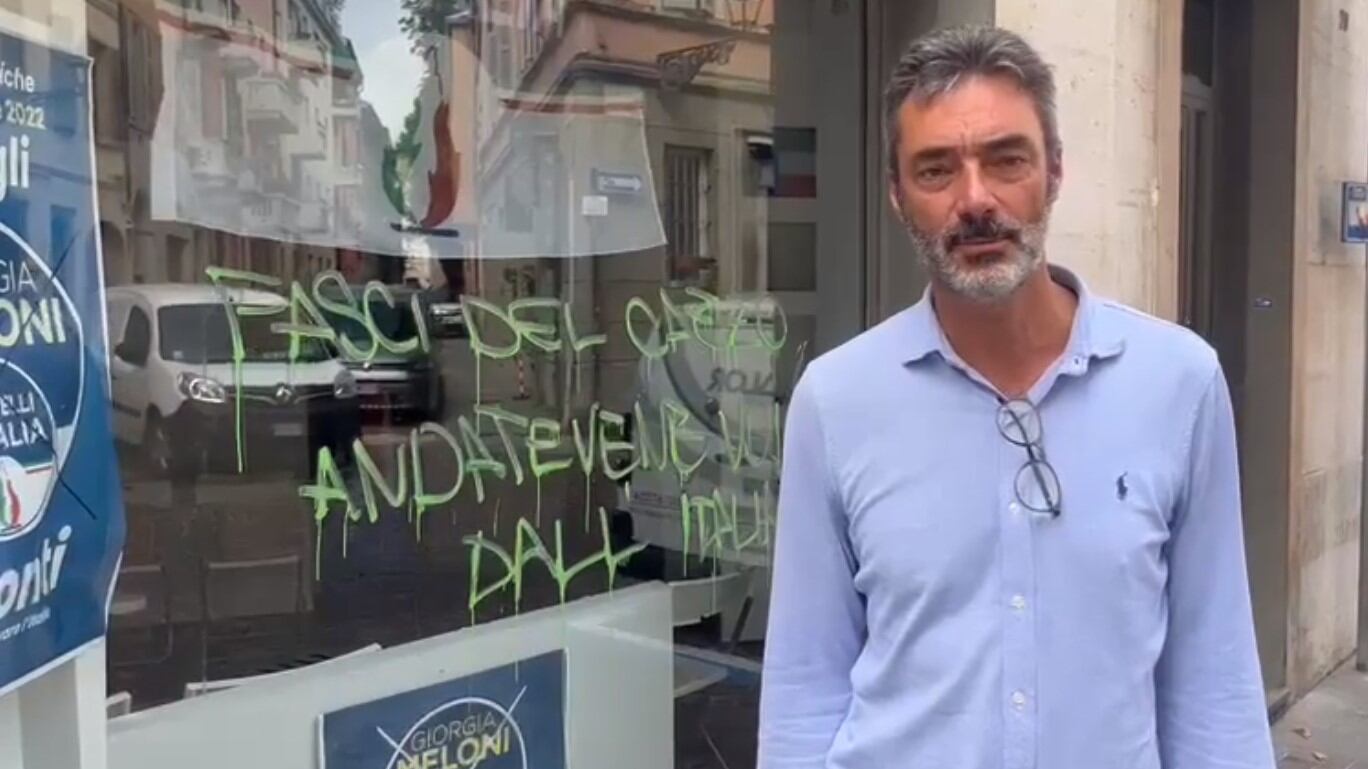 Frasi minacciose e insulti: sede di Fratelli d'Italia nel mirino di vandali di sinistra