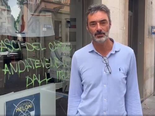 Frasi minacciose e insulti: sede di Fratelli d'Italia nel mirino di vandali di sinistra