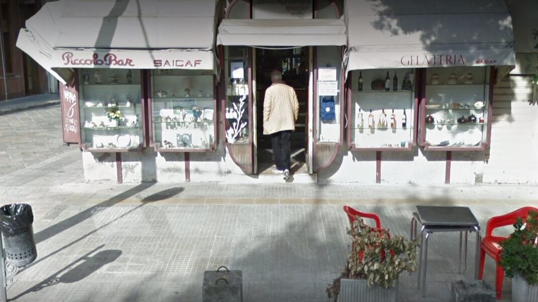 Lecce, prende a sassate vetrate negozi ed auto: bengalese denunciato
