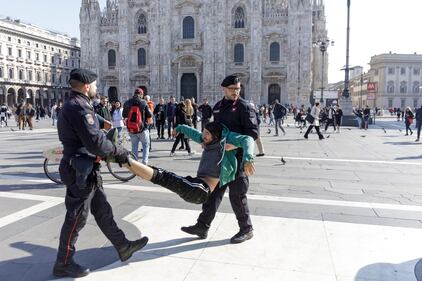 Vandalizzato il monumento equestre di piazza del Duomo 5